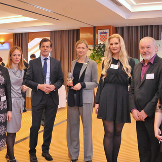 1.zagreb   ekipa festivala  u sredini veleposlanica dr.smiljana knez 