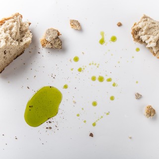 Aponiente bread  olive oil  plancton