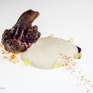 Black cauliflower with coconut and lime bechamel   photofrancesc guillamet