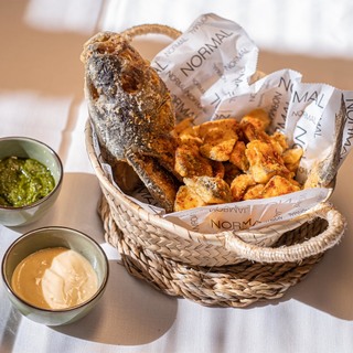 (c) miquel mill%c2%a0n   normal  pescado de la costa en adobo y frito con salsa verde y roja