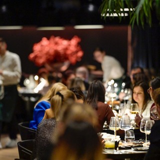 1 otvoren yezi restoran i bar u art'otelu