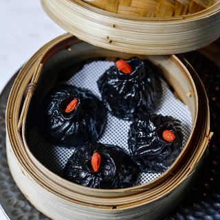4 xiao long bao sa svinjetinom  crnilom od sipe i goji bobicama