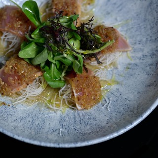 5 tuna  ponzu umak s jabukom i senfom posuto sezamom