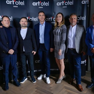10 predsjednik uprave arena hospitality group reli slonim s timom na otvorenju yezi ja