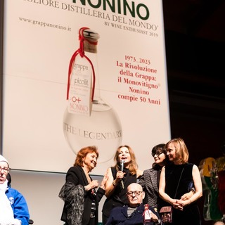 1287 2692  giannola e benito nonino sulpalco con le figlie