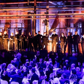 1340 0987 il coro del fvg accanto agli alambicchi canta il libiamo