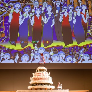 1644 3197 la torta per i 50 anni del monovitigno grappa nonino con sullo sfondo una tavola di altan dedicata ai cocktail nonino