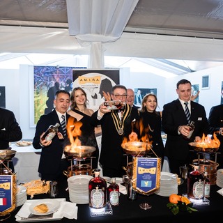 1691 3285 francesca e cristina nonino con il gruppo amira che flamba le crepes all'amaro nonino