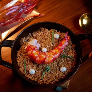Mini bar   scarlet shrimp rice   credit grupo jose avillez