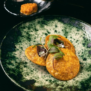 Arepa de pla%cc%81tano rellena de pescado y frutos de manglar con hierbas condimentarias