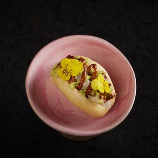 Perrito de langosta lobster hot dog with chili mayonnaise and avocado