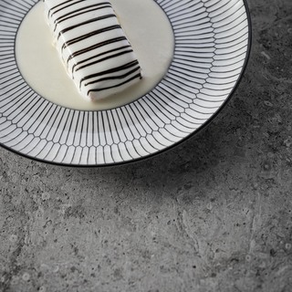 Makrele  griechischer joghurt  schwarzer knoblauch   dashi beurre blanc restaurant jan %c2%a9 pieter d'hoop