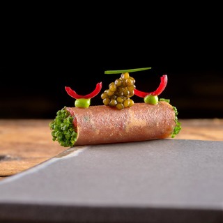 Atelier brickteig cannelloni mit wagyu tatar schnittlauchemulsion und kaviari kristall kaviar %c2%a9 danielschvarcz(1)