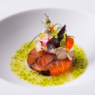 Atelier mosaik vom schottischen lachs  ingwersauerrahmeis  daikon und gru%cc%88ner apfel vinaigrette%c2%a9danielschvarcz