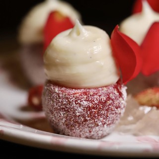 Stuffed strawberries with white chocolate  yogurt and vanilla. option 2