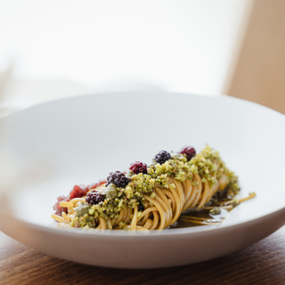 Alpinn spaghettone il capelli felicetti  tartare di cervo  more e agresto d'erbe